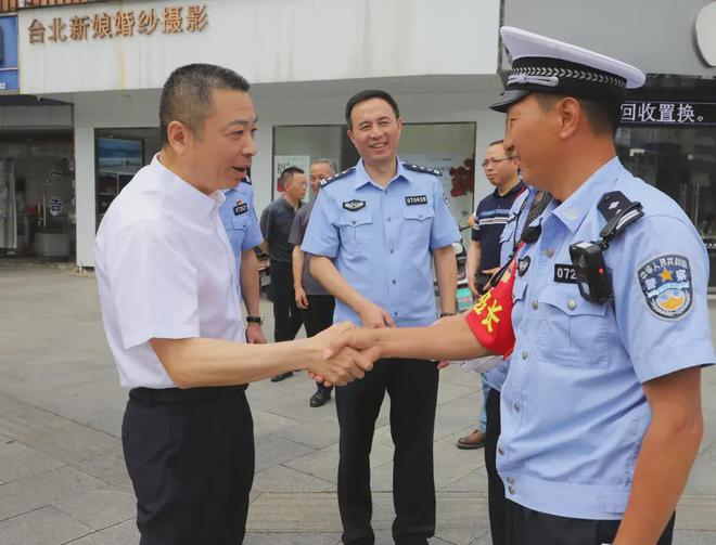 885566威尼斯节日我在岗 护航“五一” 汨罗公安用据守解释劳动之美