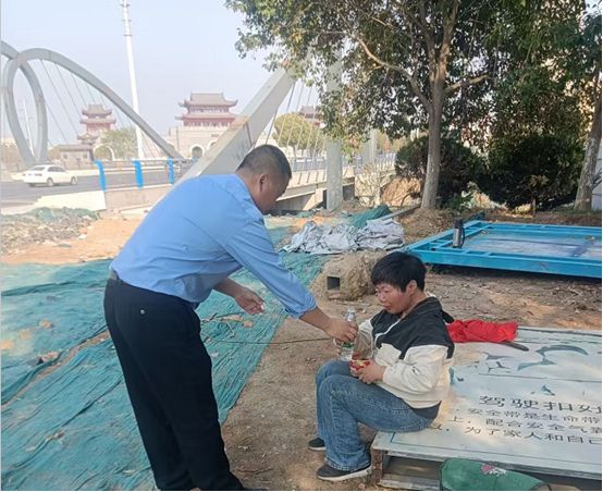 wns8885566罗山县民警温情保护照亮走失者回家路